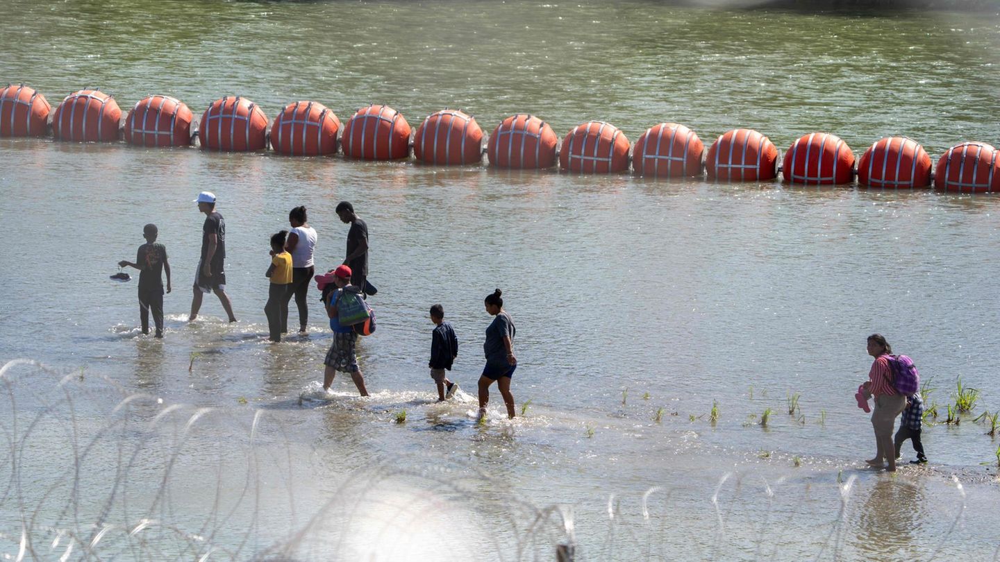 USA: Floating barriers against illegal immigration – government sues Texas (video)