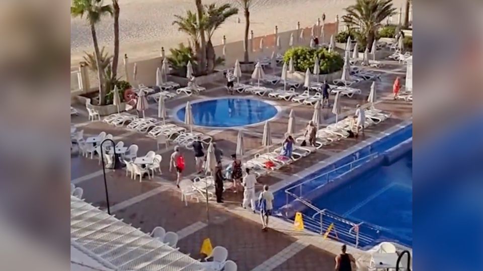 Britische Urlauber stürzen sich auf Sonnenliegen – und stehen dafür ab 7 Uhr Schlange Britische Urlauber stürzen sich auf Sonnenliegen – und stehen dafür ab 7 Uhr Schlange