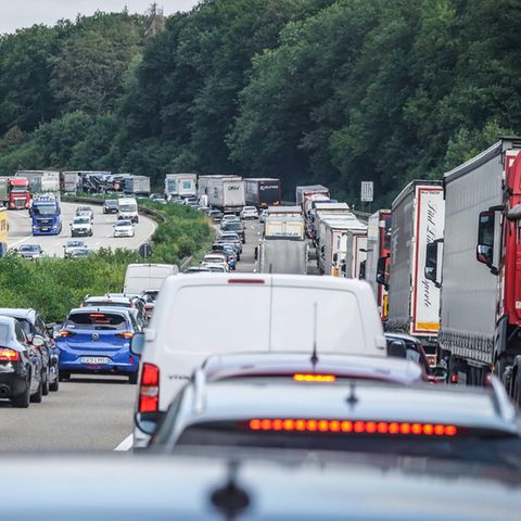 Autos stehen im Stau. Beim Klimaschutz ist der Verkehrssektor das größte Problem in Deutschland