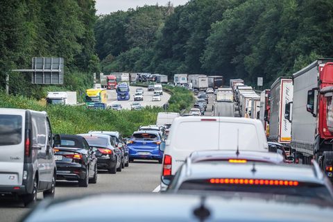 Autos stehen im Stau. Beim Klimaschutz ist der Verkehrssektor das größte Problem in Deutschland