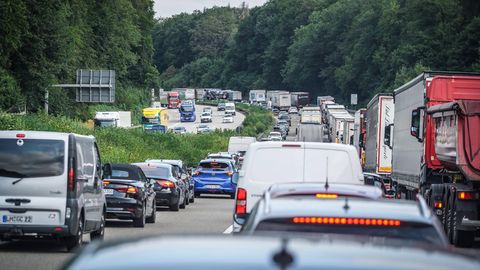 Autos stehen im Stau. Beim Klimaschutz ist der Verkehrssektor das größte Problem in Deutschland