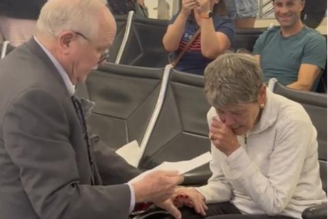 Heiratsantrag am Flughafen