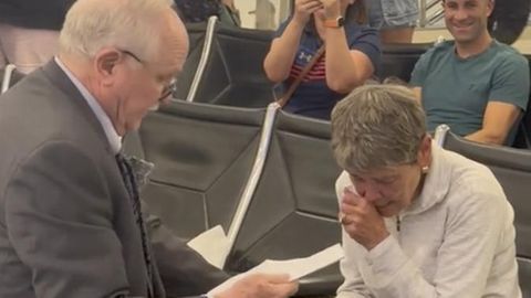 Heiratsantrag am Flughafen