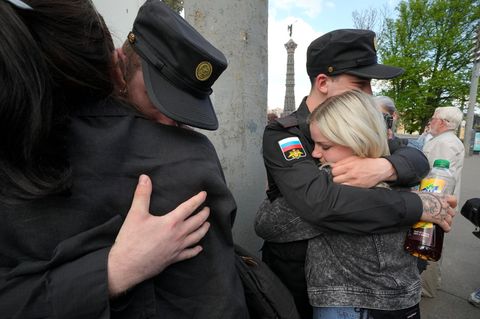 Wehrpflichtige aus Russland verabschieden sich von ihren Partnern