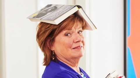 Christine Westermann mit einem Buch auf dem Kopf