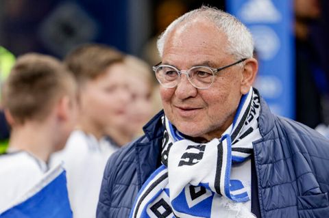 Felix Magath mit HSV-Schal um den Hals
