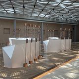 Während die Gebäude von außen an längst vergangene Tage erinnern, wird es in den Innenräumen modern. Es gibt viel auszuprobieren und zu erleben, statt einfach nur zu sehen. Die meisten Stationen haben einen aktiven Part – das Ganze geht von Video-Sequenzen bis hin zu einer 3D-Zeitreise auf einer raumfüllenden Kinoleinwand. Im Parfume House kann man außerdem die Düfte Dubais wirklich erleben – und durch spezielle Duftkapseln mit herkömmlichen Düften vergleichen. Kleiner Spoiler: Die echten Düfte sind für Menschen aus westlichen Ländern oft ungewohnt. 