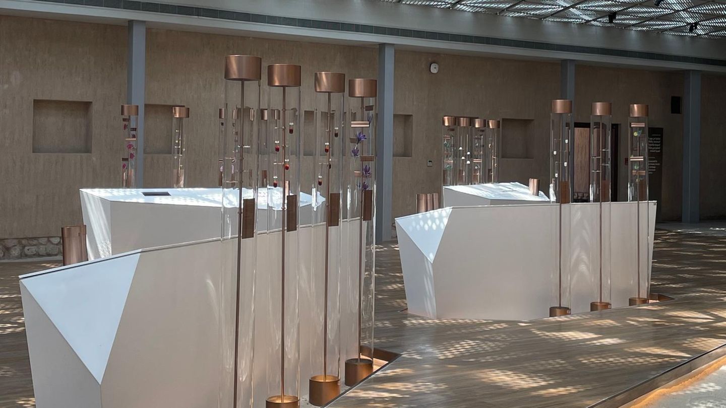 Während die Gebäude von außen an längst vergangene Tage erinnern, wird es in den Innenräumen modern. Es gibt viel auszuprobieren und zu erleben, statt einfach nur zu sehen. Die meisten Stationen haben einen aktiven Part – das Ganze geht von Video-Sequenzen bis hin zu einer 3D-Zeitreise auf einer raumfüllenden Kinoleinwand. Im Parfume House kann man außerdem die Düfte Dubais wirklich erleben – und durch spezielle Duftkapseln mit herkömmlichen Düften vergleichen. Kleiner Spoiler: Die echten Düfte sind für Menschen aus westlichen Ländern oft ungewohnt. 