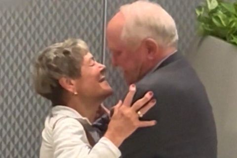 Happy End am Flughafen: Dieses Paar hat sich nach 63 Jahren wiedergefunden