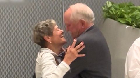 Happy End am Flughafen: Dieses Paar hat sich nach 63 Jahren wiedergefunden