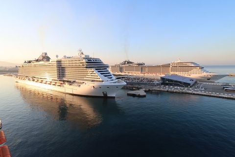 Ein Kreuzfahrtschiff lagert im Hafen von Marseille, Frankreichs größtem Kreuzfahrthafen