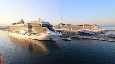 Ein Kreuzfahrtschiff lagert im Hafen von Marseille, Frankreichs größtem Kreuzfahrthafen