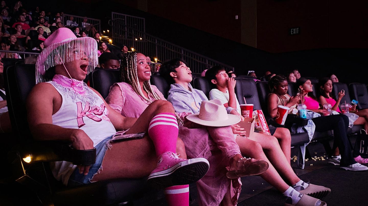 Im Kinosaal wird "Barbie" geguckt