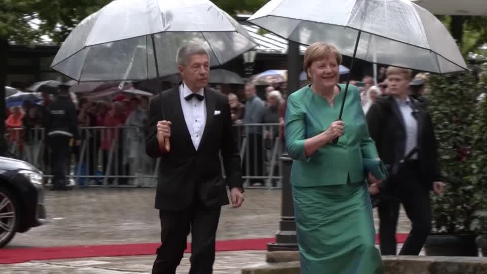 Video: Gewitter und Prominente: Bayreuther Festspiele eröffnet Video: Gewitter und Prominente: Bayreuther Festspiele eröffnet