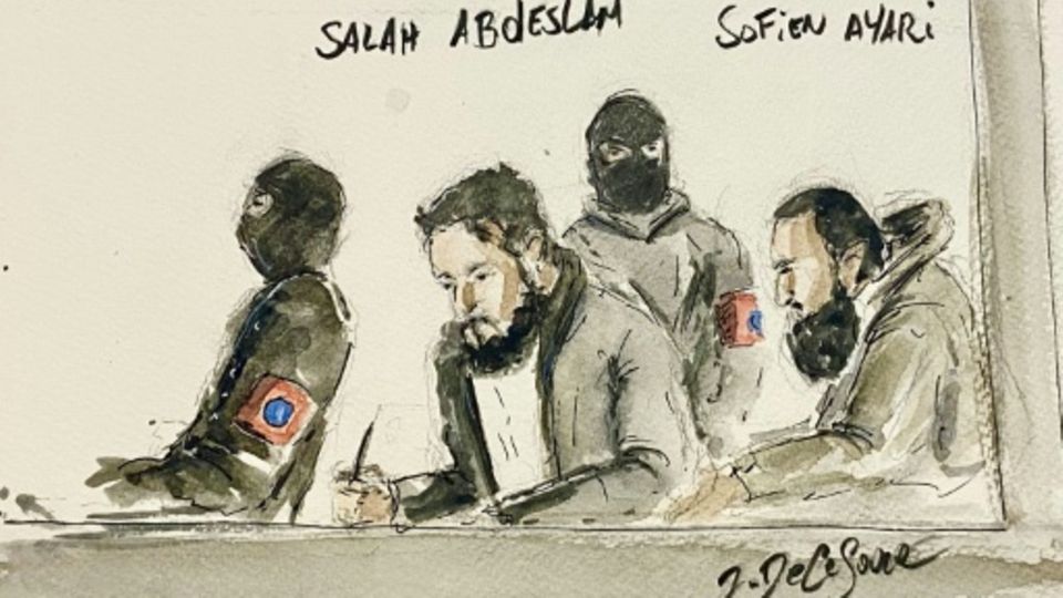 Gerichtszeichnung von Salah Abdeslam (M.) von 2022