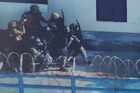 2700 Sicherheitskräfte im Einsatz: Tagelanger Bandenkrieg mit Geiselnahme: Polizei stürmt Gefängnis in Ecuador
