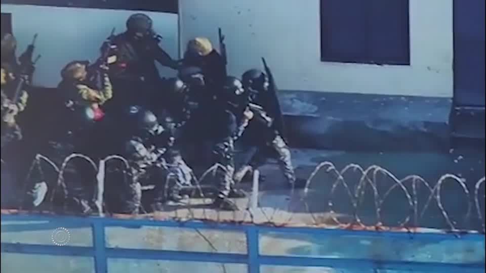 2700 Sicherheitskräfte im Einsatz: Tagelanger Bandenkrieg mit Geiselnahme: Polizei stürmt Gefängnis in Ecuador