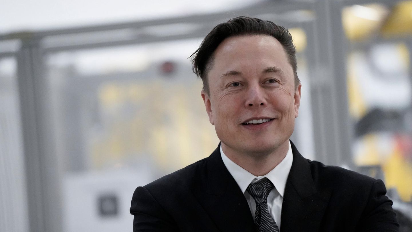 Elon Musk lächelt. Er hatte die Idee zum Hyperloop