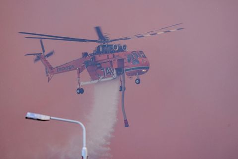 Ein Löschhubschrauber versucht Nahe der Ortschaft Gennadi auf Rhodos einen Waldbrand einzudämmen.