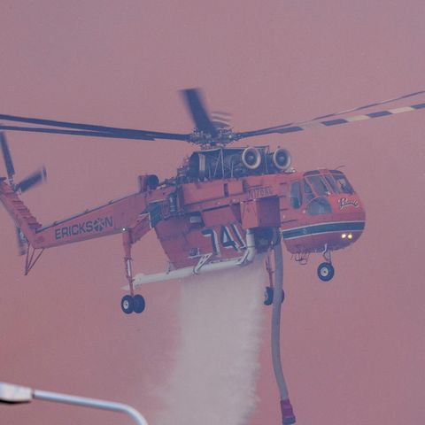Ein Löschhubschrauber versucht Nahe der Ortschaft Gennadi auf Rhodos einen Waldbrand einzudämmen.