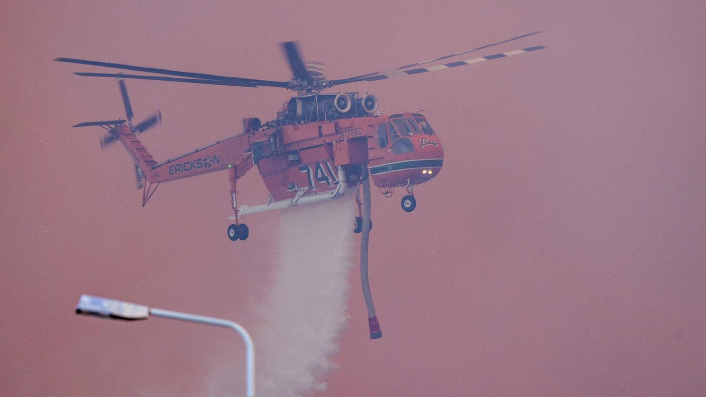 Ein Löschhubschrauber versucht Nahe der Ortschaft Gennadi auf Rhodos einen Waldbrand einzudämmen.