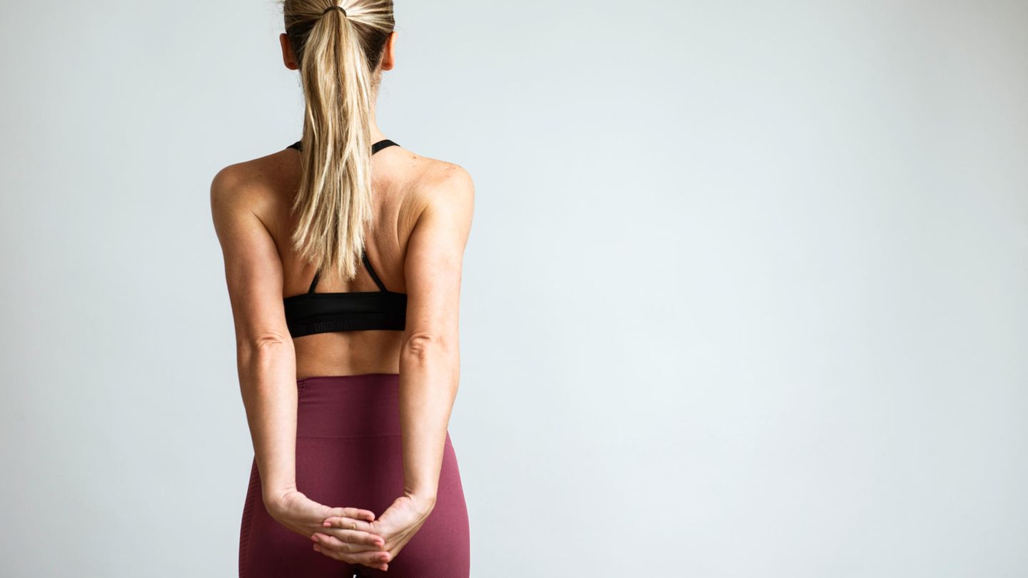 Körperhaltung: Eine Frau macht Sport, ihr Rücken ist zu sehen