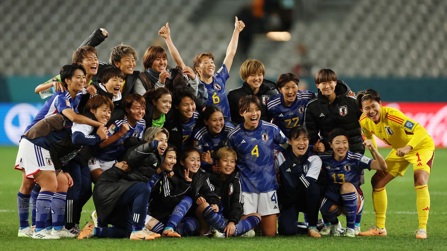 Das Team von Japan jubelt nach dem Sieg über Costa Rica bei der WM