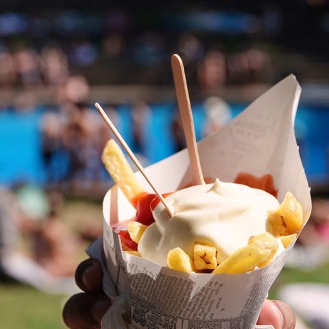 Pommes im Freibad