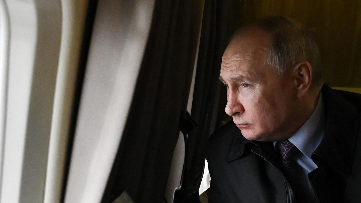 Wladimir Putin schaut aus dem Fenster eines Flugzeugs