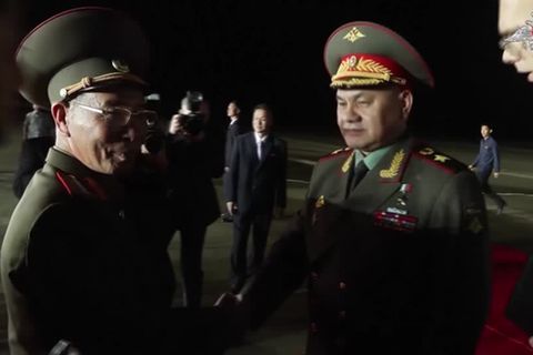 Video: Feierlichkeiten in Nordkorea: Russlands Verteidigungsminister Schoigu eingetroffen