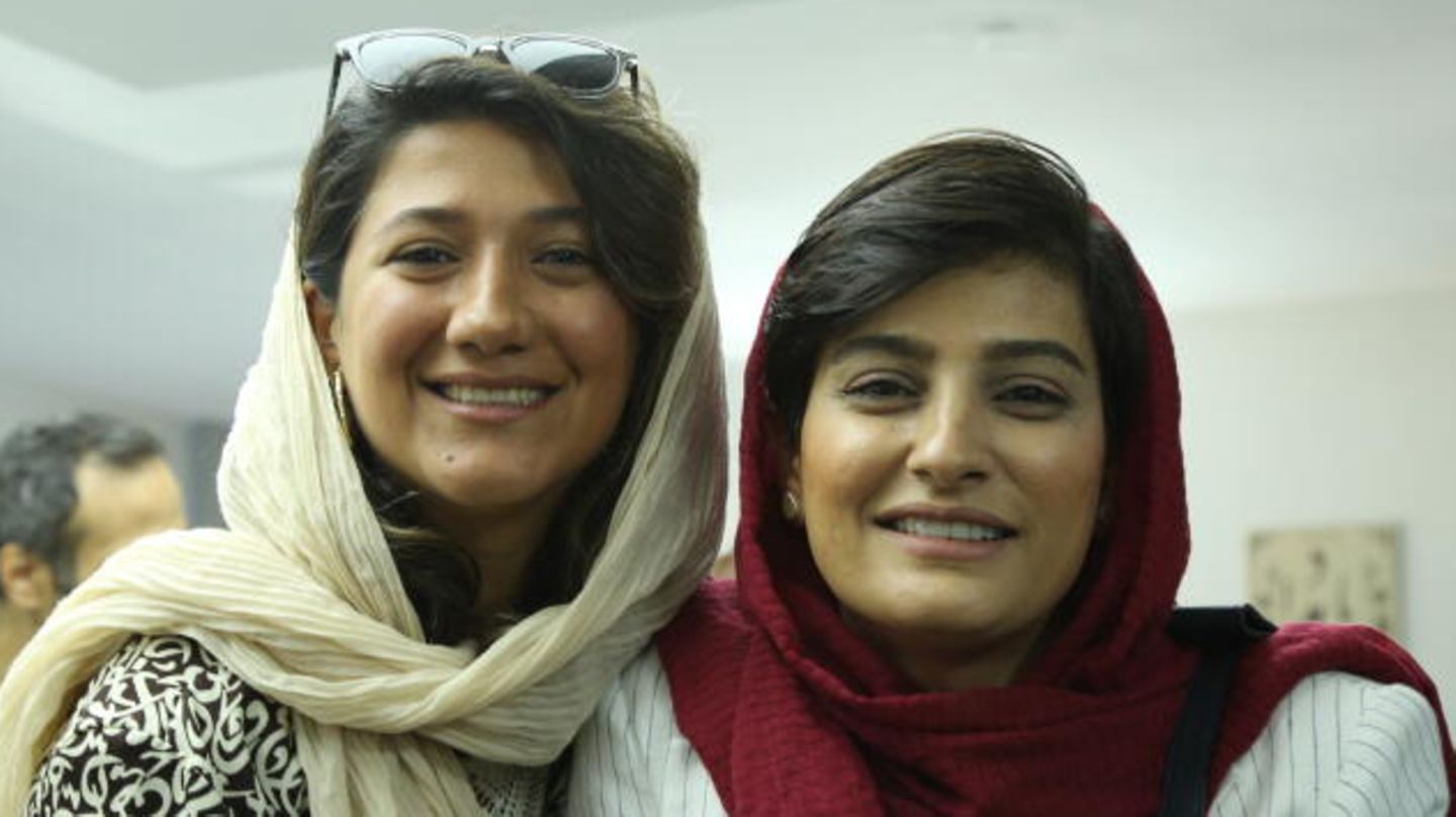 Die Journalistinnen Nilufar Hamedi (l.) und Elaheh Mohammadi (r) stehen im Iran vor Gericht