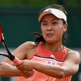 Der chinesische Tennisstar hatte am 2. November 2021 in einem Beitrag im Online-Netzwerk Weibo den ehemaligen stellvertretenden Ministerpräsidenten Zhang Gaoli beschuldigt, sie zum Sex gezwungen und eine Affäre mit ihr gehabt zu haben. Ihr Post wurde daraufhin gelöscht, Hinweise auf Peng wurden im chinesischen Internet zensiert. Danach verschwand sie von der Bildfläche und postete nichts mehr in den sozialen Medien. Rund zwei Wochen nach Pengs Verschwinden forderte der Tennisverband WTA China auf, die Vorwürfe zu untersuchen. Der chinesische Tennisverband erklärte daraufhin, Peng sei in Sicherheit. Mehrere Tennisstars aus aller Welt zeigten sich jedoch besorgt. Am 17. November tauchte eine angebliche E-Mail von Peng Shuai an WTA-Chef Simon auf, die von chinesischen Staatsmedien verbreitet wurde. Peng dementierte daraufhin die Anschuldigungen, die sie zuvor gemacht hatte. Die E-Mail sorgte jedoch für weitere Unruhe innerhalb der WTA, da ihre Echtheit angezweifelt wurde. Später tauchten auch Fotos von Peng auf. Ende November 2021 führte Peng ein Videotelefonat mit dem Internationalen Olympischen Komitee, in dem sie laut IOC erklärte, sie sei in Sicherheit und es gehe ihr gut. Im Dezember 2021 veröffentlichte eine Zeitung in Singapur ein Video eines Interviews mit Peng. Darin sagte sie, sie sei in ihrem Haus in Peking geblieben und "immer frei" gewesen. Sie bestritt erneut, sexuell missbraucht worden zu sein. Es habe "Missverständnisse" gegeben. Sie gab auch an, dass die E-Mail an die WTA von ihr gewesen sei - allerdings nur auf Chinesisch, da sie nicht gut Englisch spreche. Dennoch blieben Zweifel. Im Februar 2022 gab Peng im Rahmen der Olympischen Winterspiele der französischen Sportzeitung "L'Équipe" ein Interview, in dem sie ihren Rücktritt vom Tennis andeutete und erneut von "Missverständnissen" rund um ihren Weibo-Post sprach. Das Interview habe jedoch unter "kontrollierten Umständen" stattgefunden, so die britische BBC.
