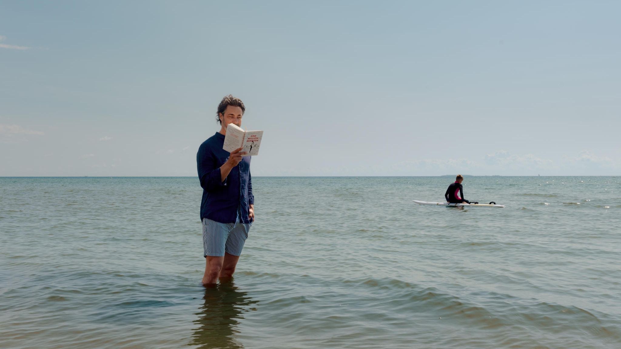 Marco Schreyl mit Sommerlektüre am Strand von Rügen