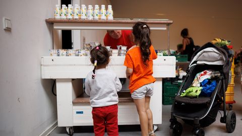 Kinder bekommen bei der Berliner Tafel Joghurt