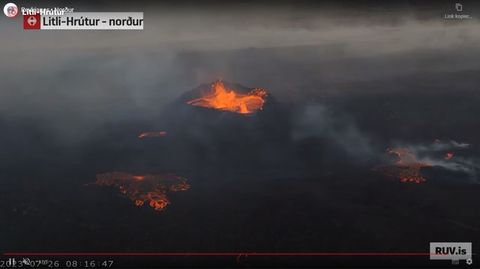 Ein Vulkan auf Island ist auf einem Screenshot aus einem Video zu sehen
