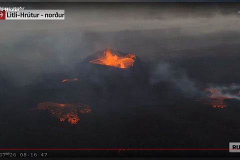 Ein Vulkan auf Island ist auf einem Screenshot aus einem Video zu sehen
