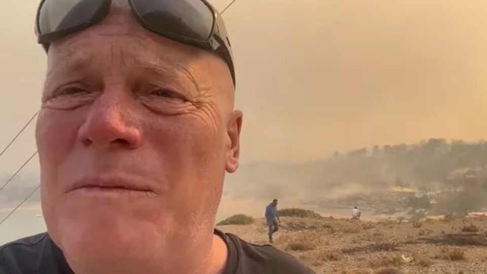 Der Britische Urlauber Jonathan Lewis wurde zum Helden: er hat sein Leben riskiert um mehrere Familien aus der Gefahrenzone der Waldbrände auf Rhodos zu retten.