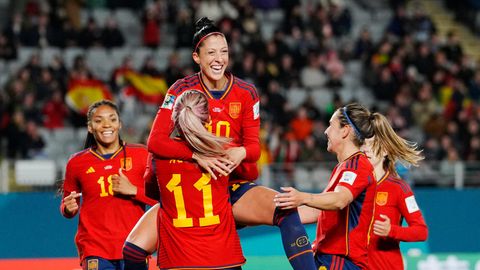 Fünf Fußballerinnen aus Spanien bejubeln bei der WM gemeinsam ein Tor gegen Sambia