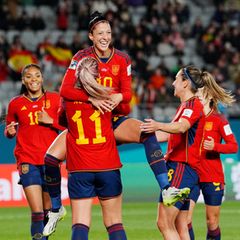Fünf Fußballerinnen aus Spanien bejubeln bei der WM gemeinsam ein Tor gegen Sambia