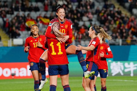 Fünf Fußballerinnen aus Spanien bejubeln bei der WM gemeinsam ein Tor gegen Sambia
