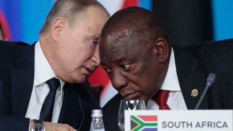 Russlands Präsident Putin (l.) im Gespräch mit Cyril Ramaphosa, Präsident von Südafrika
