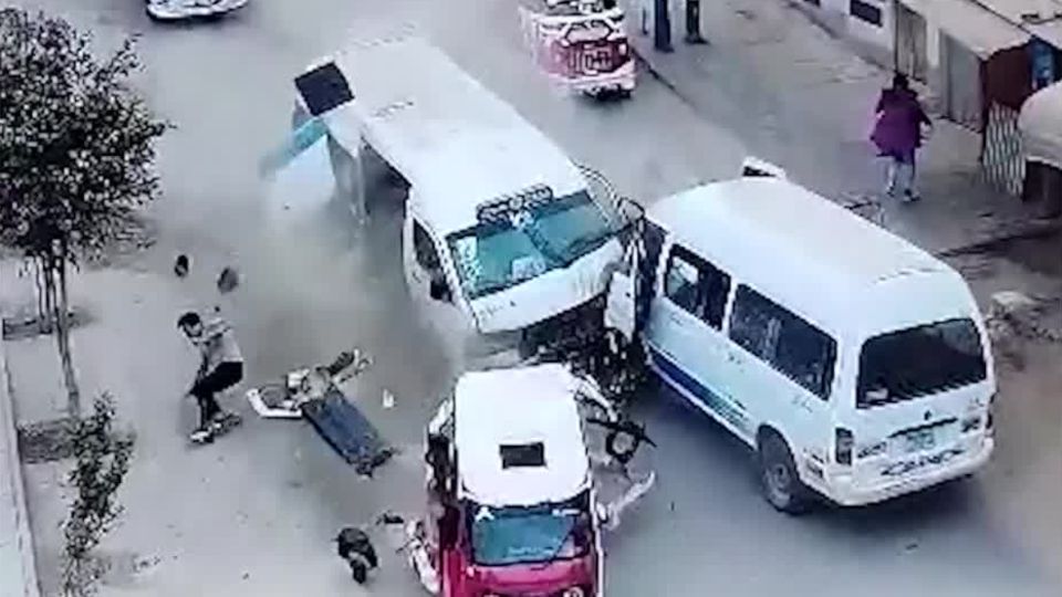20 Verletzte in Peru: Überwachungskamera dokumentiert Horror-Crash in Lima 20 Verletzte in Peru: Überwachungskamera dokumentiert Horror-Crash in Lima
