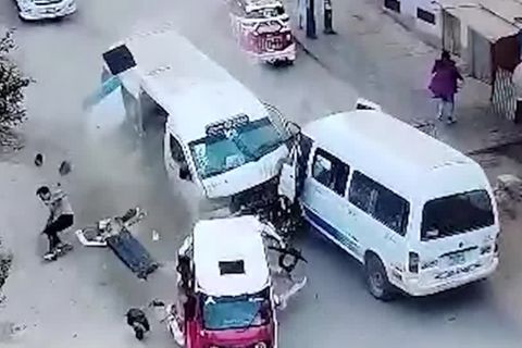 20 Verletzte in Peru: Überwachungskamera dokumentiert Horror-Crash in Lima