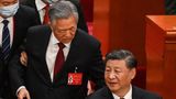 Hu Jintao wird neben Xi Jinping abgeführt