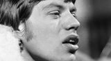 Und auch karrieretechnisch sah es für Jagger gut aus. 1965 brachten die Rolling Stones ihren Hit "(I Can't Get No) Satisfaction" raus, der sich in den USA und Großbritannien an der Spitze der Charts festsetzte. Es ist nur einer der unzähligen Songs, die Jagger zusammen mit Richards komponierte. Die Liste der Klassiker ist lang: Von "Angie" bis "Tell Me" ist alles mit dabei. Die Zusammenarbeit der beiden Freunde war so einzigartig, dass die Zeitschrift Rolling Stone die "The Glimmer Twins", wie sich das Duo nannte, in die Liste der 100 größten Songwriter aller Zeiten aufnahm.