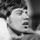 Und auch karrieretechnisch sah es für Jagger gut aus. 1965 brachten die Rolling Stones ihren Hit "(I Can't Get No) Satisfaction" raus, der sich in den USA und Großbritannien an der Spitze der Charts festsetzte. Es ist nur einer der unzähligen Songs, die Jagger zusammen mit Richards komponierte. Die Liste der Klassiker ist lang: Von "Angie" bis "Tell Me" ist alles mit dabei. Die Zusammenarbeit der beiden Freunde war so einzigartig, dass die Zeitschrift Rolling Stone die "The Glimmer Twins", wie sich das Duo nannte, in die Liste der 100 größten Songwriter aller Zeiten aufnahm.