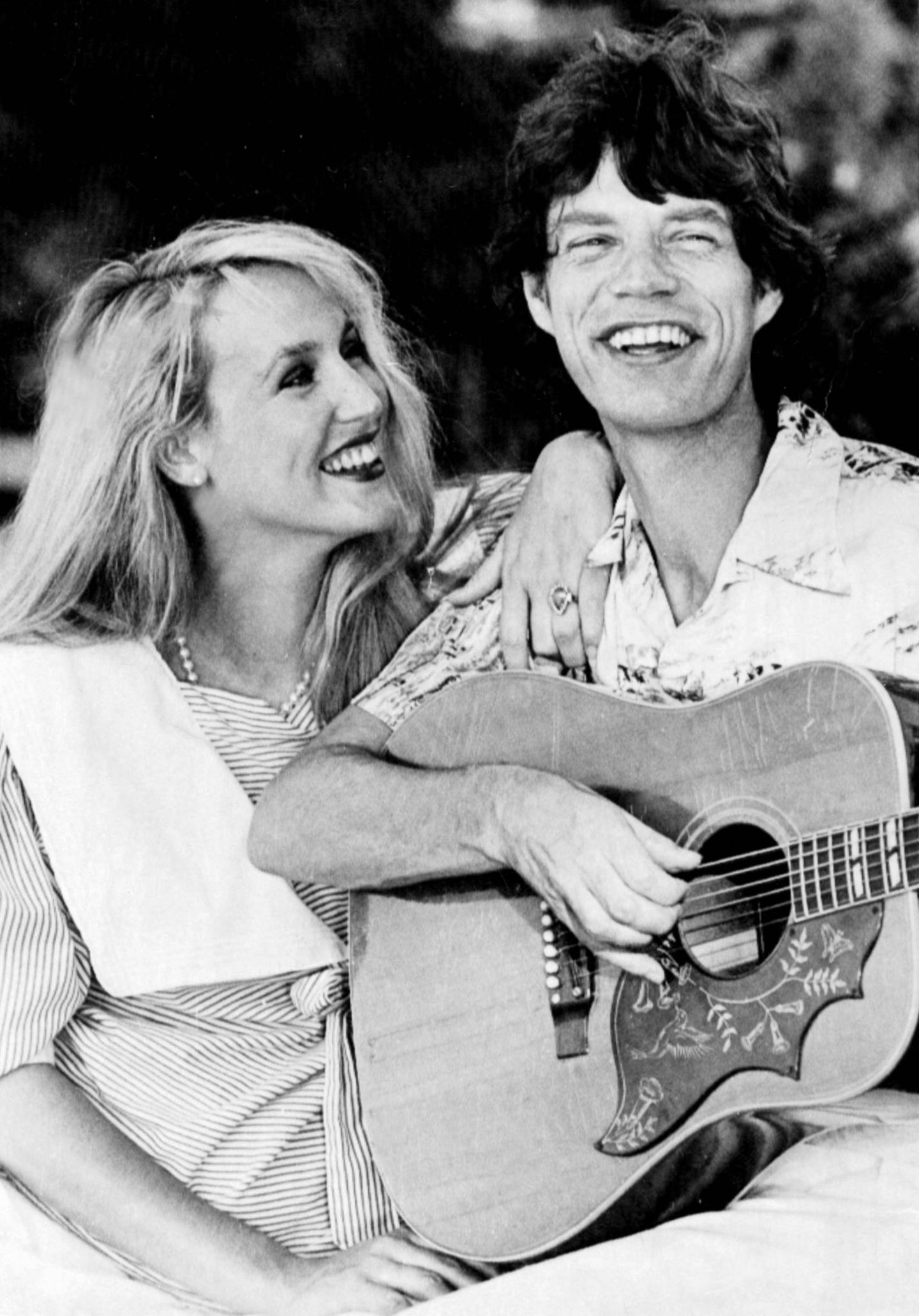 1990 bis 1999: Zweite Ehe Mehr als zehn Jahre nach seiner ersten Ehe heiratete Jagger 1990 erneut. Mit seiner neuen Frau, Model Jerry Hall, mit der er schon seit 1977 zusammenlebte, hat der Rockstar vier gemeinsame Kinder. Die Ehe hielt neun Jahre, dann trennte sich Hall, nachdem sie erfuhr, dass eine Geliebte Jaggers – das 26 Jahre jüngere brasilianischen Fotomodell Luciana Gimenez – ein Kind von ihm erwartete: "Das war der Tropfen, der das Fass zum Überlaufen brachte", schrieb das Model in ihrer Biografie.