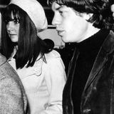 1962 lernte Jagger dann seine erste feste Freundin kennen. Chrissie Shrimpton ist die Schwester des damaligen Supermodels Jean Shrimpton, die als Ikone der Swinging 60s gilt.