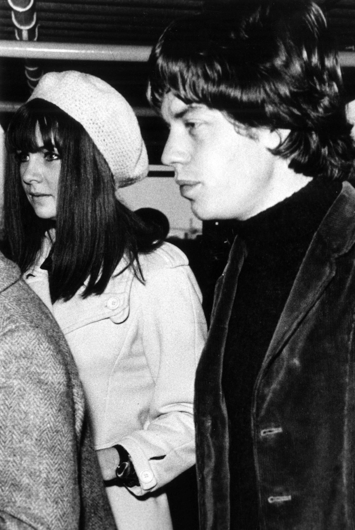 1962 lernte Jagger dann seine erste feste Freundin kennen. Chrissie Shrimpton ist die Schwester des damaligen Supermodels Jean Shrimpton, die als Ikone der Swinging 60s gilt.
