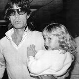 Ende der 1960er Jahre lernt Jagger Marsha Hunt während der Aufnahmen zu dem Titel "Honky Tonk Women" kennen, mit der er sein erstes Kind – Tochter Karis Jagger – bekommt. Hier sieht man ihn im Jahr 1987 mit seiner mittlerweile dritten Tochter Elizabeth Scarlett am JFK Flughafen in New York City.